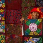 mujer guna vendiendo molas en playón chico 1 scaled